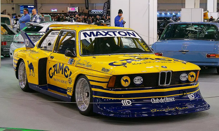 Blick von schräg vorne auf den getunten BMW 3er (E21).