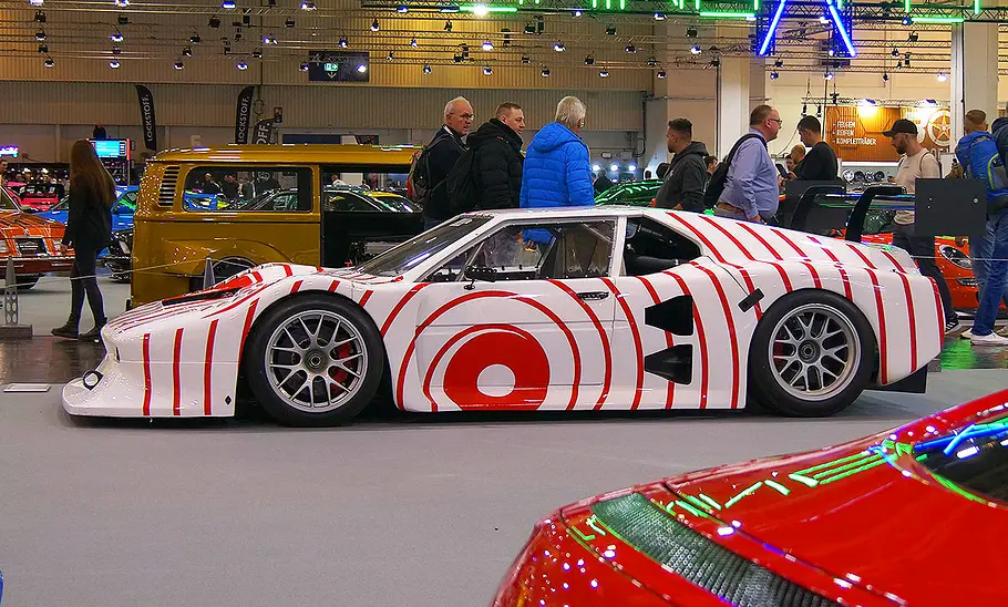 Blick von der Seite auf den getunten BMW M1 Gruppe 4.