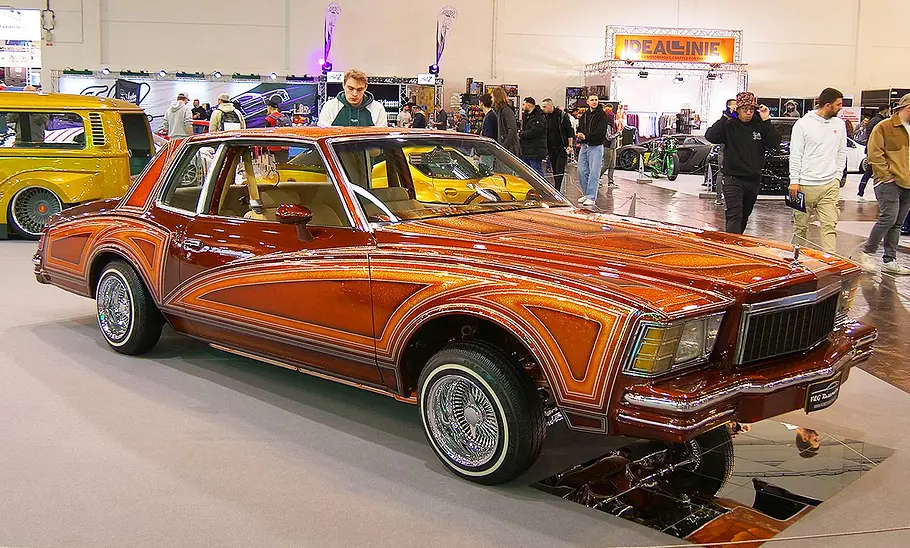 Blick von schräg vorne auf den getunten Chevrolet Monte Carlo.