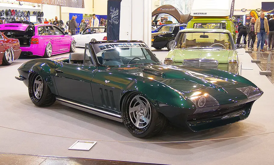 Blick von schräg vorne auf den getunten Chevrolet Corvette C2 Cabrio.