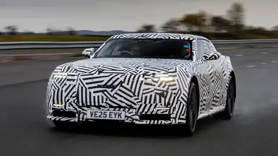 Der Jaguar Type 00 Prototyp fahrend auf einer Straße. - Foto: Jaguar