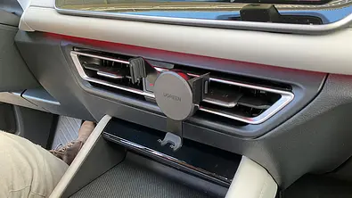 UGreen-Handyhalter am Lüftungsgitter eines Testwagens montiert, ohne Handy. - Foto: AUTO ZEITUNG
