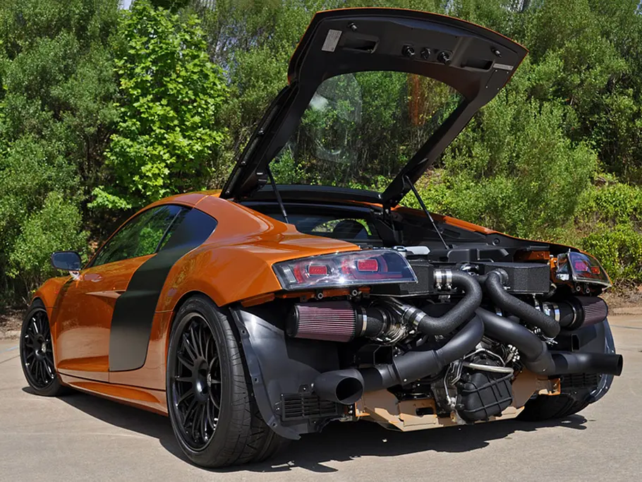 Blick von schräg hinten auf den Underground Racing Audi R8 V10 TT mit geöffneter Motorhaube.