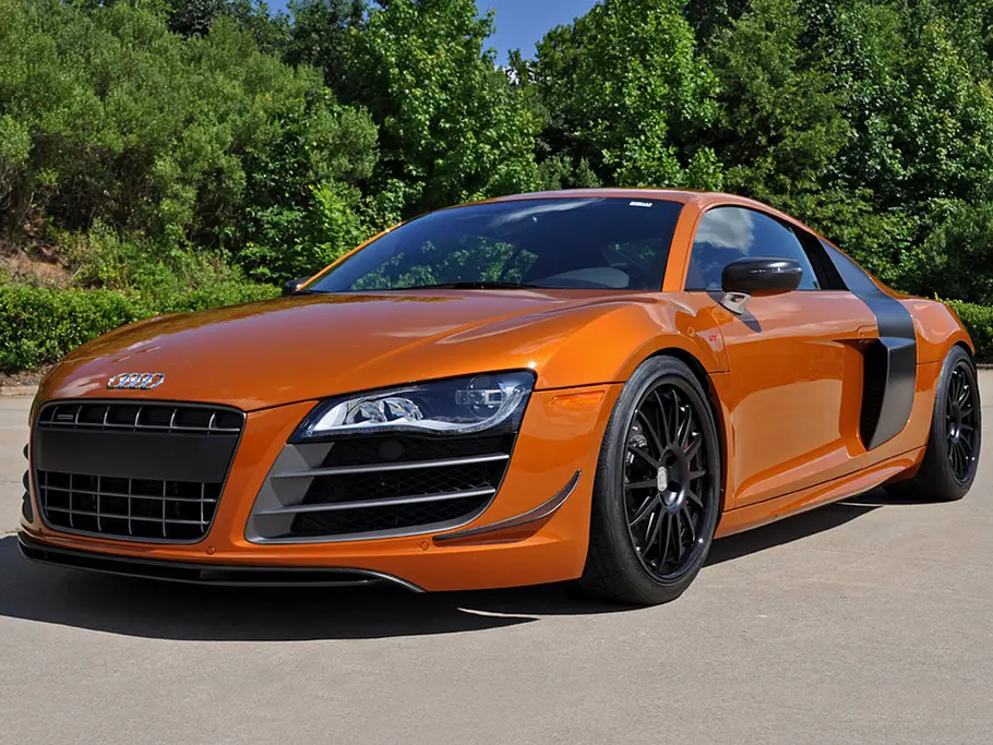 Blick von schräg vorne auf den Underground Racing Audi R8 V10 TT.