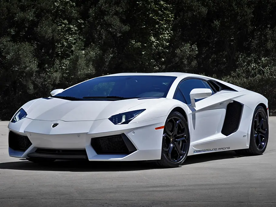 Blick von schräg vorne auf den Underground Racing Lamborghini Aventador TT.
