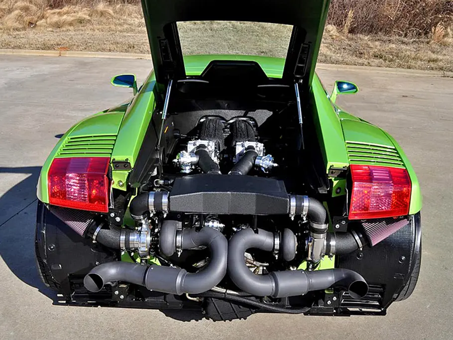 Blick von hinten auf den Underground Racing Lamborghini Gallardo TT mit geöffneter Motorhaube.