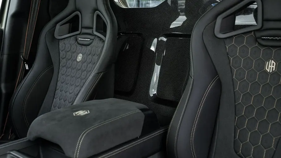 Urban Automotive Widetrack Avontur Sitze des Urban Automotive Widetrack Avontur auf Basis des Land Rover Defender.