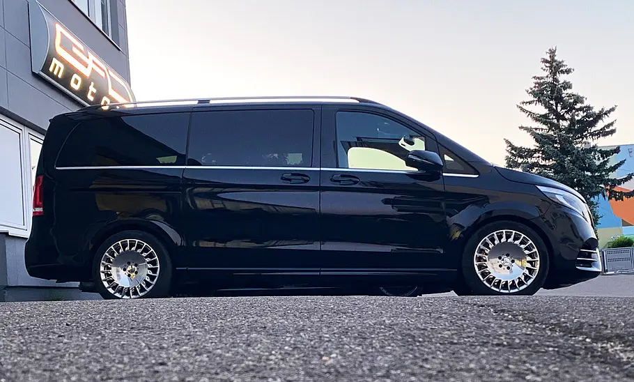 Mercedes V-Klasse von GAD Motors Blick von der Seite auf die Mercedes V-Klasse von GAD Motors.