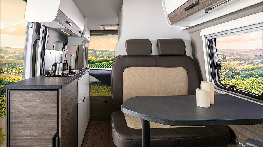 Durchsicht durch den Wohnraum des Van Tourer 600 Ds mit Blick von vorne in Richtung Heck.