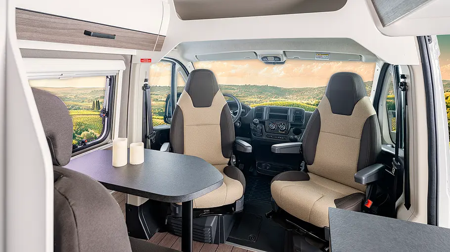 Die Sitzgruppe des Van Tourer 600 Ds mit Blick von hinten nach schräg vorne in Richtung Cockpit.