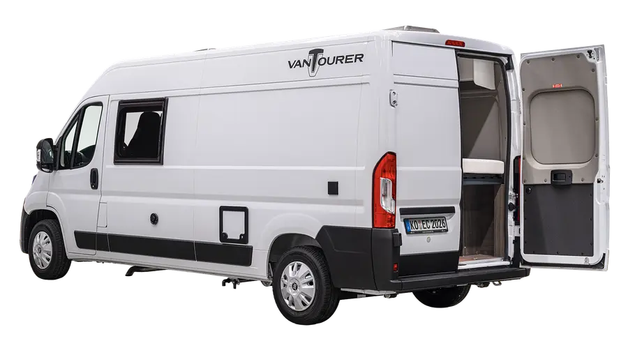 Der Van Tourer 600 Ds statisch von schräg hinten links mit einer geöffneten Hecktüre vor weißem Hintergrund.