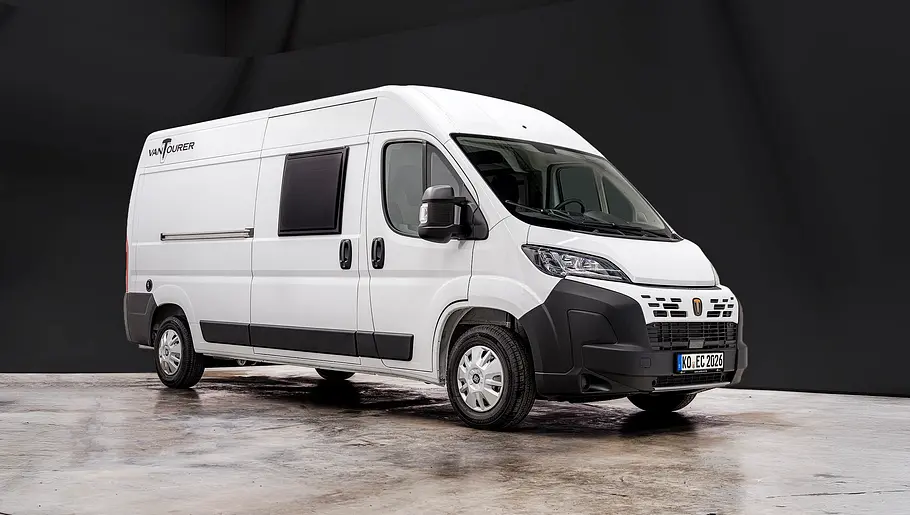 Der Van Tourer 600 Ds statisch von schräg vorne links in einer Halle stehend.