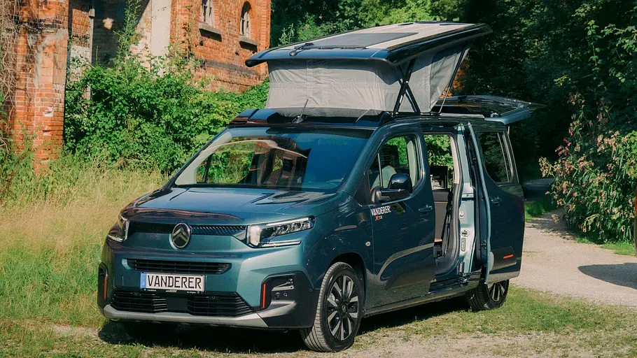 Vanderer One Der Vanderer One statisch von schräg vorne links mit geöffnetem Aufstelldach.