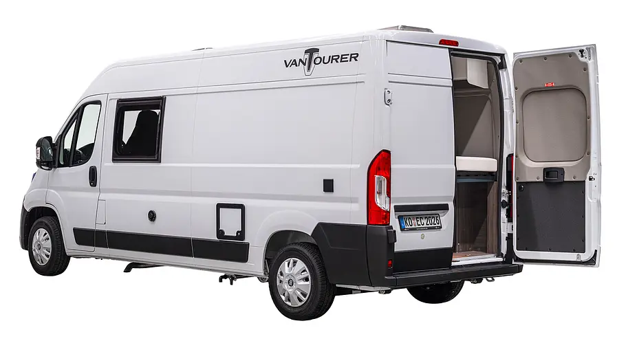 Van Tourer 600 Ds Der Van Tourer 600 Ds statisch von schräg hinten links mit einer geöffneten Hecktüre vor weißem Hintergrund.