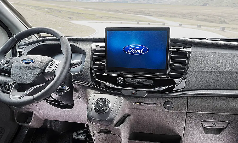 Das Bild zeigt das Cockpit des Van Tourer Ford 600 D (2024).