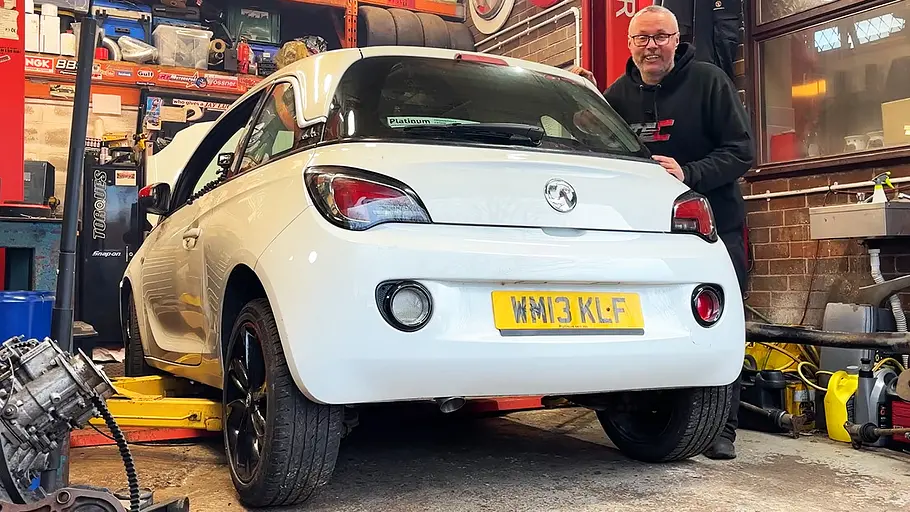 Blick von schräg hinten auf den Vauxhall Adam VXR von Twin Engine Corsa.