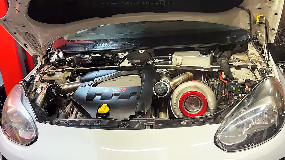 Blick in den Motorraum des Vauxhall Adam VXR von Twin Engine Corsa.