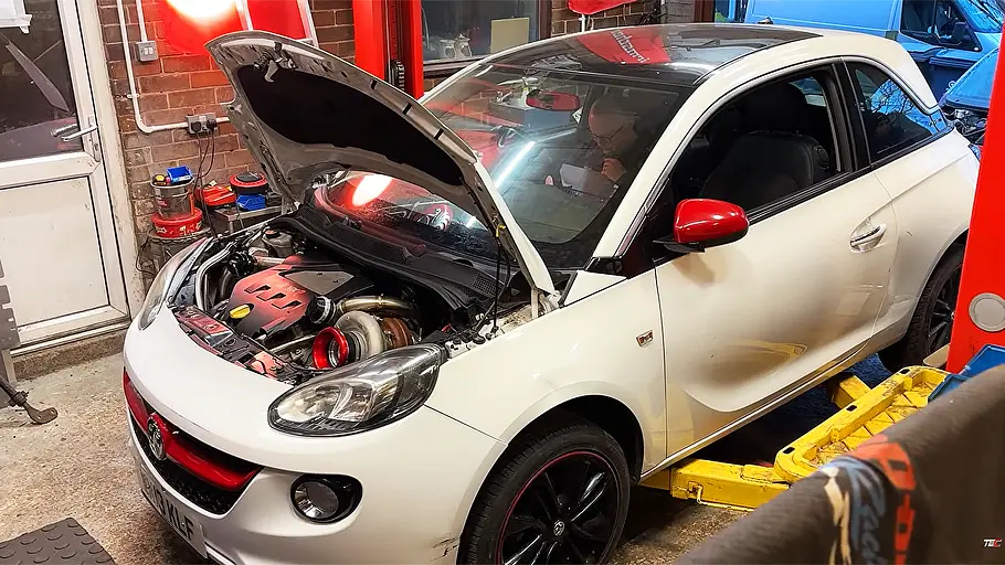Blick von schräg vorne auf den Vauxhall Adam VXR von Twin Engine Corsa.