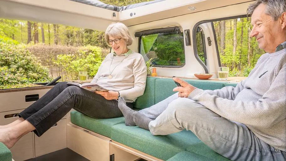 Ventje T7 Camper Ein älteres Paar sitzt im Innenraum eines Ventje-Campers.