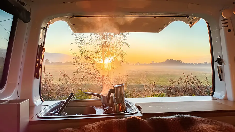 Ventje T7 Camper Das von innen nach außen aufgenommene Foto zeigt das Küchenmodul im Heck eines Ventje-Campers.