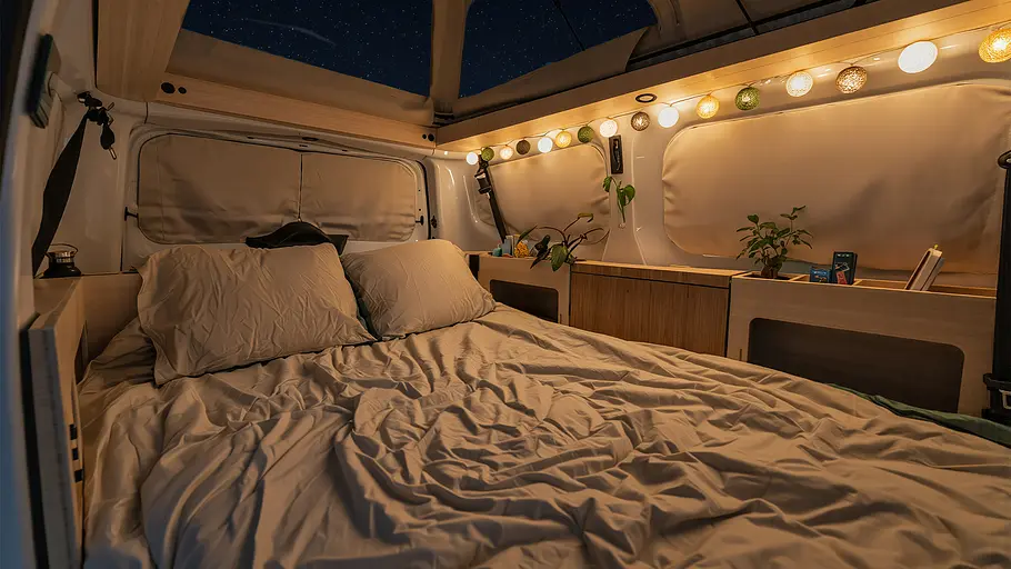 Der Wohnraum des Ventje T7 Camper im Umbau zum Doppelbett.