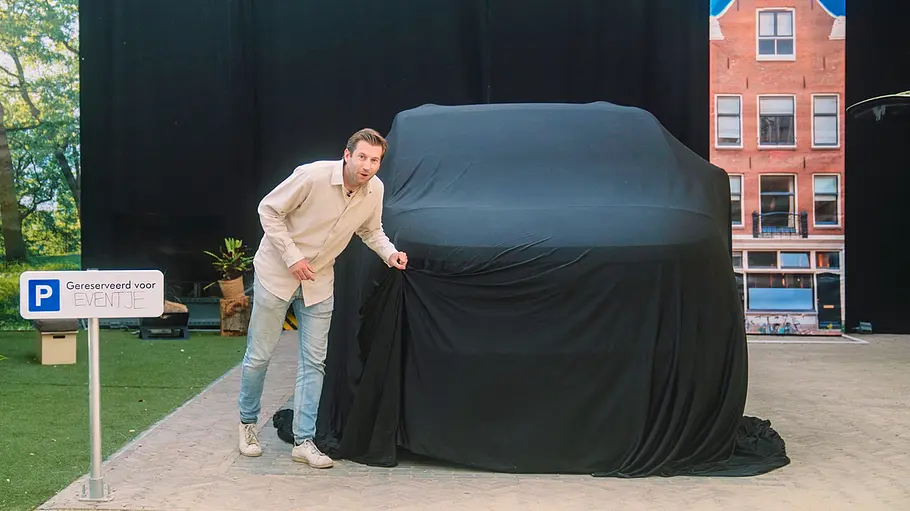 Ventje T7 Camper Die Außenaufnahme zeigt eine Person, die im Begriff ist, das Tuch vom Ventje T7 zu ziehen.