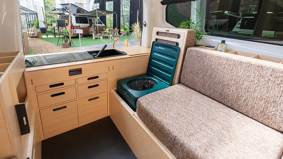 Blick auf die in der Sitzbank versteckte Toilette des Ventje T7 Camper.