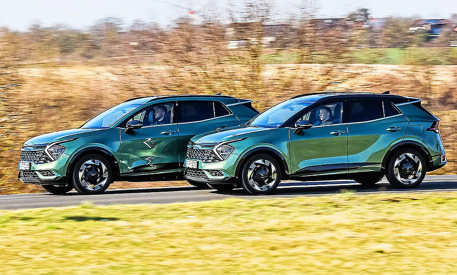 Kia Sportage PHEV/Diesel Blick von schräg vorne auf die beiden fahrenden Kia Sportage 1.6 T-GDI Plug-in-Hybrid und 1.6 CRDi 48V AWD.
