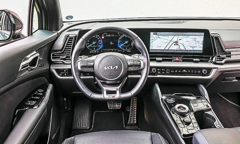 Kia Sportage 1.6 T-GDI Plug-in-Hybrid Blick auf die Armaturen im Innenraum des Kia Sportage 1.6 T-GDI Plug-in-Hybrid.