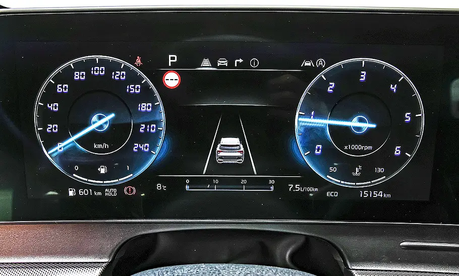 Kia Sportage 1.6 CRDi 48V AWD Blick auf die Armaturen im Innenraum des Kia Sportage 1.6 CRDi 48V AWD.