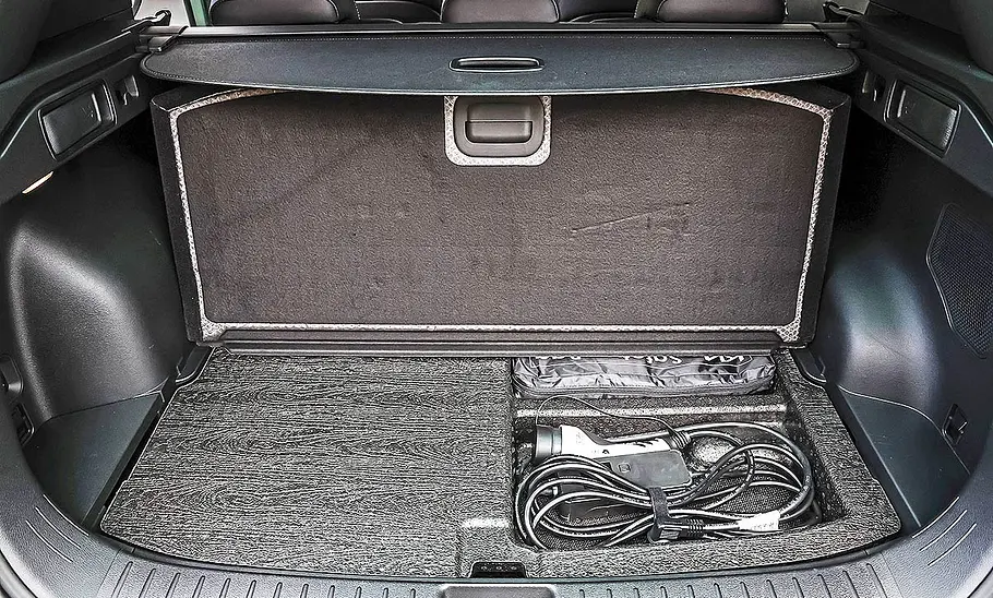 Kia Sportage PHEV Blick auf die Zusatzfächer im Kofferraum des Kia Sportage 1.6 T-GDI Plug-in-Hybrid.