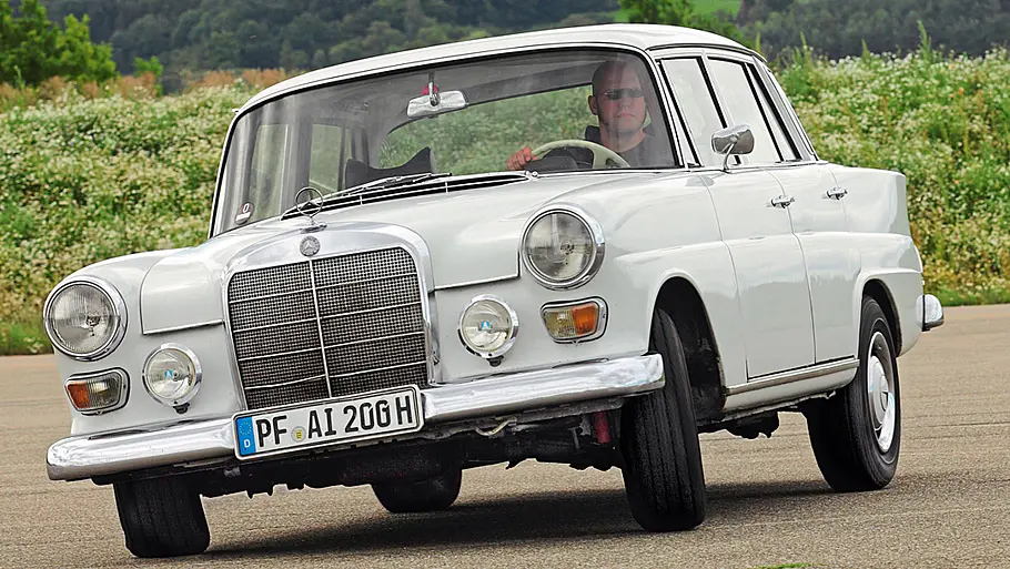 Der Mercedes 200 D fahrend von vorne