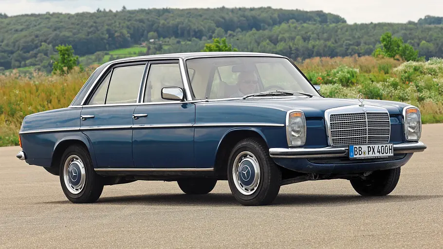 Der Mercedes 240 D stehend von vorne