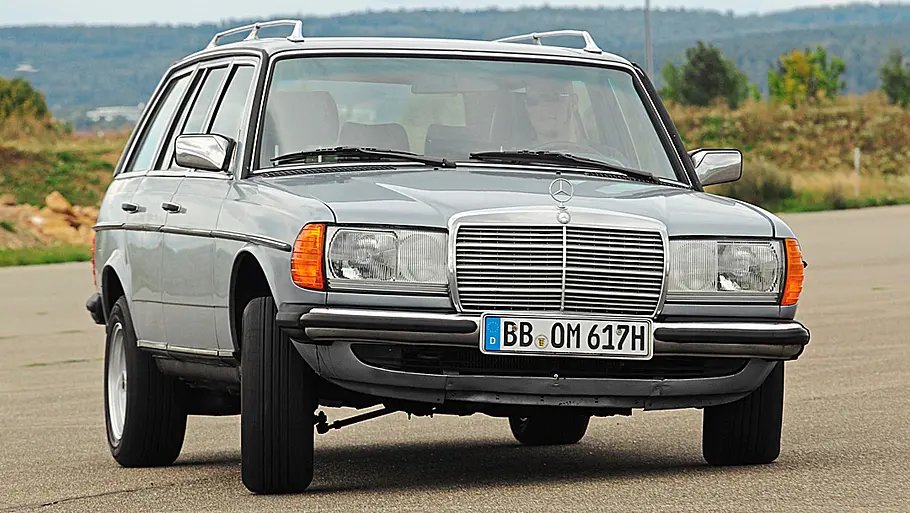 Der Mercedes 300 TD fahrend von vorne