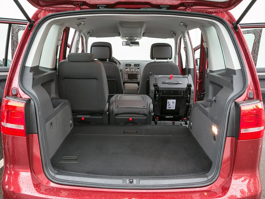 Markenvergleich Kompaktvans VW Touran 2.0 TDI BlueMotion Technology Kofferraum