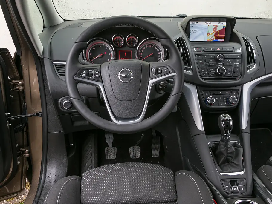 Markenvergleich Kompaktvans Opel Zafira Tourer 2.0 CDTI Cockpit