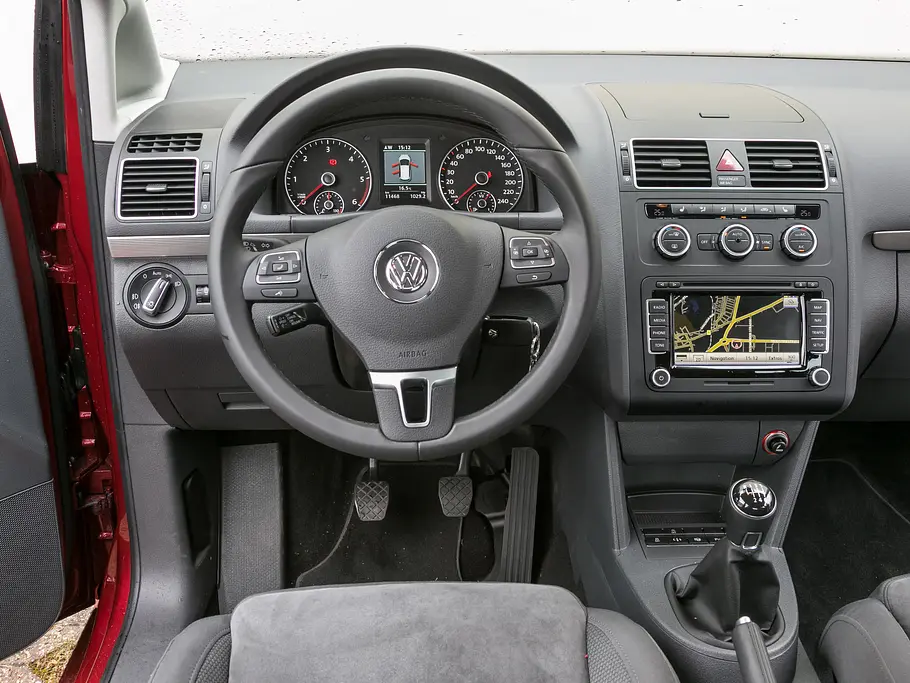 Markenvergleich Kompaktvans VW Touran 2.0 TDI BlueMotion Technology Cockpit