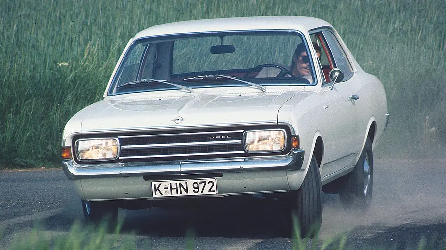 Der Opel Rekord C fahrend von vorne