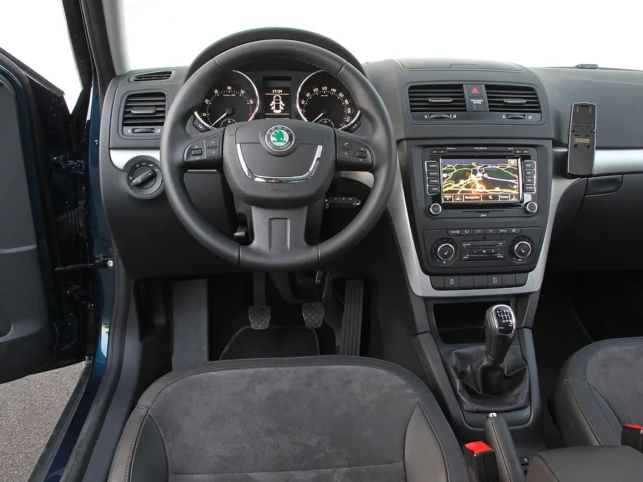 Vergleich SUV Van Skoda Yeti Roomster 1-2 TSI Cockpit