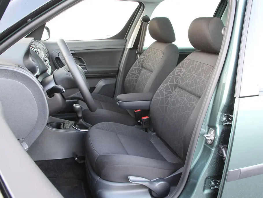 Vergleich SUV Van Skoda Yeti Roomster 1-2 TSI Innenraum