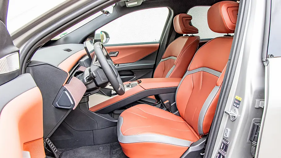 Vergleichstest BMW iX3, Polestar 4, Nio EL6 und Smart #5 Die Sitze eines BMW iX3 mit orangem Leder