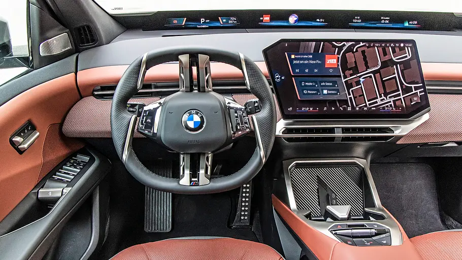 Vergleichstest BMW iX3, Polestar 4, Nio EL6 und Smart #5 Das Cockpit eines BMW iX3 mit orangem Leder