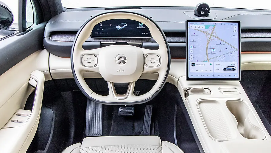Vergleichstest BMW iX3, Polestar 4, Nio EL6 und Smart #5 Das Cockpit eines Nio EL6 mit beigem Leder