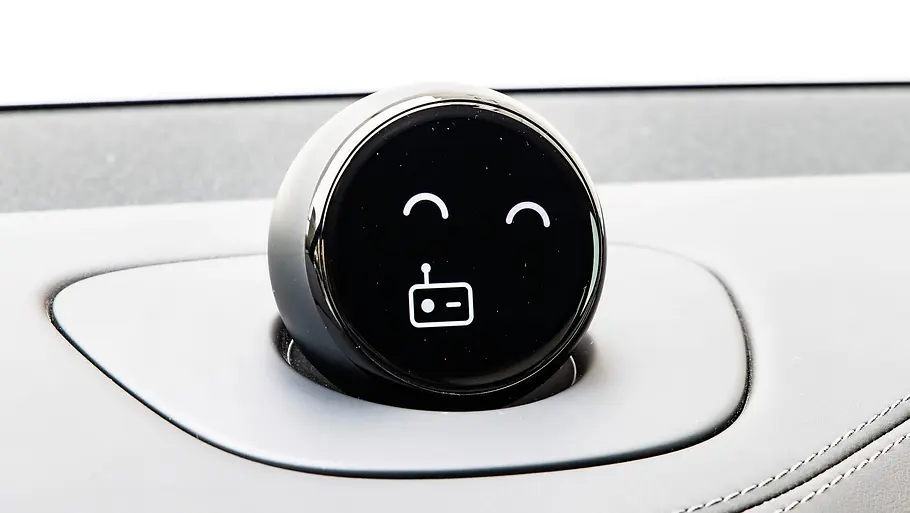 Vergleichstest BMW iX3, Polestar 4, Nio EL6 und Smart #5 Der digitale Assistent Nomi mit einer Smiley-Grafik auf dem Armaturenbrett eines Nio EL6