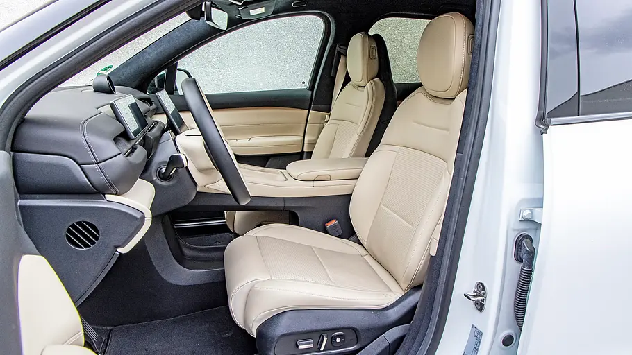 Vergleichstest BMW iX3, Polestar 4, Nio EL6 und Smart #5 Die Sitze eines Nio EL6 mit beigem Leder