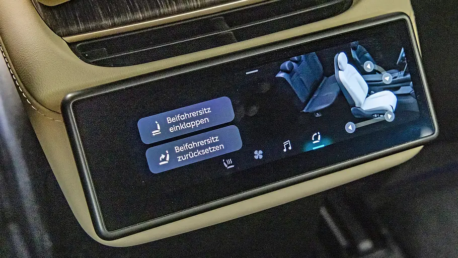 Vergleichstest BMW iX3, Polestar 4, Nio EL6 und Smart #5 Das hintere Display an der Mittelkonsole eines Nio EL6 mit Sitzverstellmöglichkeiten