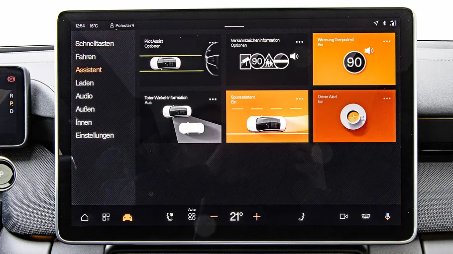 Vergleichstest BMW iX3, Polestar 4, Nio EL6 und Smart #5 Grafiken auf dem Infotainmentdisplay eines Polestar 4