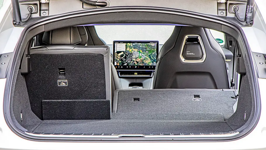 Vergleichstest BMW iX3, Polestar 4, Nio EL6 und Smart #5 Der Kofferraum eines Polestar 4 mit zwei umgelegten Sitzen