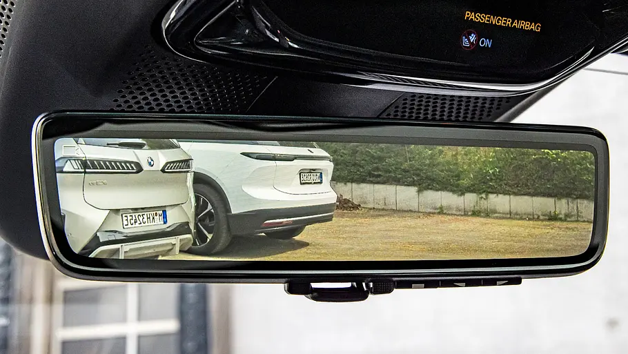 Vergleichstest BMW iX3, Polestar 4, Nio EL6 und Smart #5 Der digitale Innenspiegel eines Polestar 4 in der Nahaufnahme