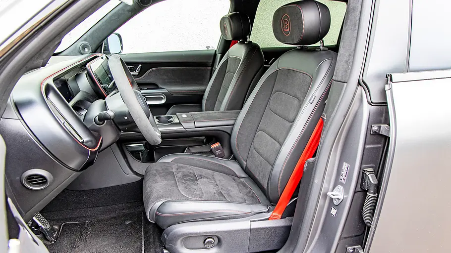 Vergleichstest BMW iX3, Polestar 4, Nio EL6 und Smart #5 Die Sitze eines Smart #5 mit roten Sicherheitsgurten
